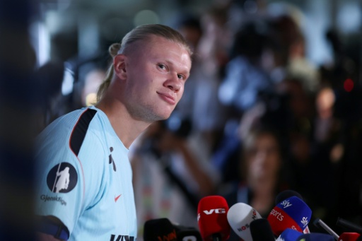 L'attaquant vedette de la Norvège Erling Haaland en conférence de presse, le 9 juillet 2026 à Fort Lauderdale (Floride)