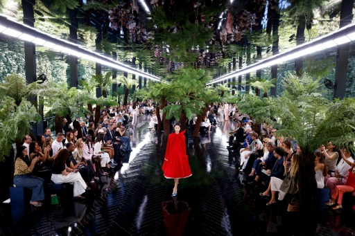 Anderson brinca com plissados na alta-costura para a Dior