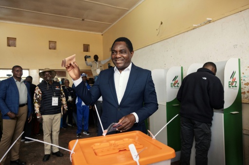 Le président zambien sortant et candidat à sa réélection, Hakainde Hichilema, vote le 13 août 2026 à Lusaka — GIANLUIGI GUERCIA / AFP
