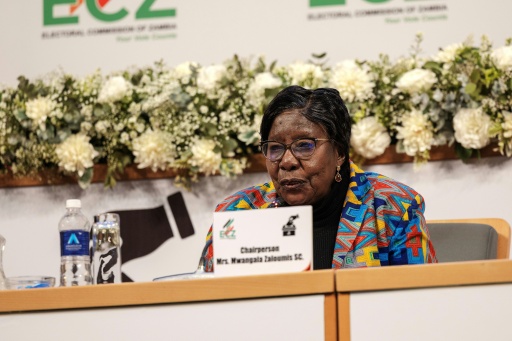 Mwangala Zaloumis, présidente de la commission électorale de Zambie, s'adresse à la nation depuis le centre de centralisation des résultats des élections nationales, à Lusaka, le 14 août 2026 — GIANLUIGI GUERCIA / AFP