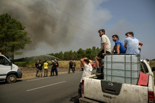 Unos bomberos y voluntarios combaten el incendio en Lanton, al oeste de la ciudad francesa de Burdeos, el 29 de julio de 2026 — Ed Jones / AFP