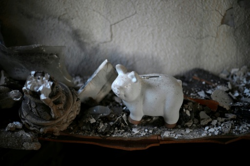Una hucha, fotografiada el 29 de julio de 2026 en una casa devastada por el fuego en la localidad española de Navas del Rey, a 55 kilómetros al suroeste de Madrid — Miguel Riopa / AFP