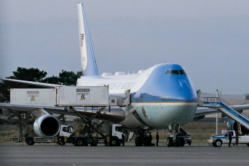 Le changement d'avion rocambolesque de Trump fait débat