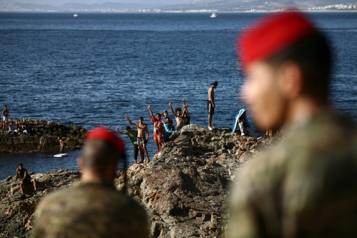 Des membres des forces de sécurité espagnoles positionnés à la frontière entre Ceuta et le Maroc, le 2 août 2026 — Henry NICHOLLS / AFP