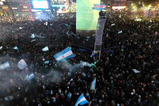 Cette vue aérienne montre les supporters argentins rassemblés après la défaite de l'Argentine en finale de la Coupe du monde de football contre l'Espagne, à Buenos Aires, le 19 juillet 2026 — Luis ROBAYO / AFP