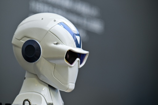 Un robot humanoïde créé par Unitree exhibé au Centre d’expérience d'intelligence incarnée de Unitree Robotics, dans le district de Jing’an à Shanghai, le 19 août 2026 — Hector RETAMAL / AFP
