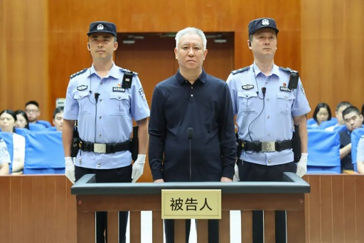 China condena fundador do grupo Evergrande à prisão perpétua