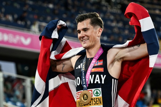 El atleta noruego Jakob Ingebrigtsen celebra su oro tras la final de los 5.000 m en el Campeonato Europeo de Atletismo, el 10 de agosto de 2026 en el Alexander Stadium de Birmingham — Paul ELLIS / AFP