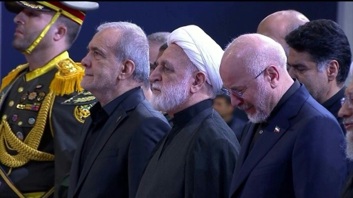 Iran: Pezeshkian se recueille devant la dépouille de Khamenei