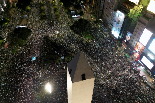 Torcedores comemoram a vitória da Argentina sobre a Inglaterra na semifinal da Copa do Mundo no Obelisco, em Buenos Aires, em 15 de julho de 2026. — Luis ROBAYO / AFP