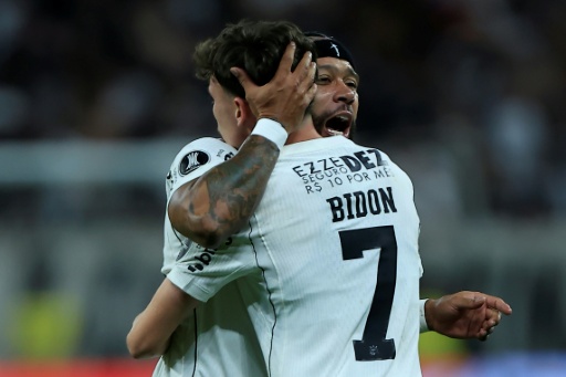 No retorno de Memphis, Corinthians vence Rosario Central (1-0) e vai às quartas da Libertadores