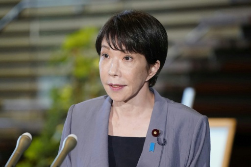 La Première ministre japonaise Sanae Takaichi s'adresse aux médias à Tokyo, après le séisme de magnitude 7,1 qui a frappé le sud du Japon, le 28 juillet 2026 — STR / AFP