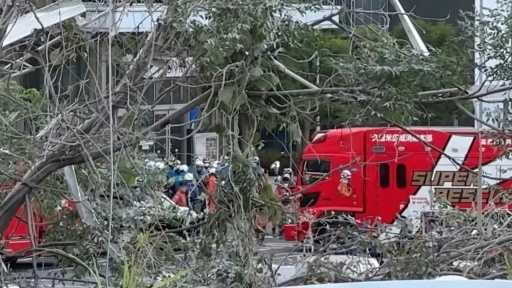 Japon/séisme: les secours devant un centre commercial en partie écroulé — Fred Mery / AFP