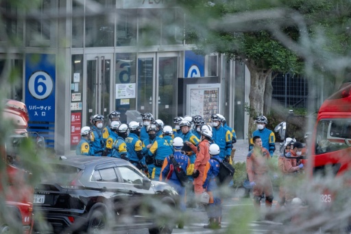 Des secouristes se rassemblent devant le centre commercial Aeon à Kumamoto, dans le sud du Japon, le 29 juillet 2026, après qu'un séisme a frappé la région — Yuichi YAMAZAKI / AFP