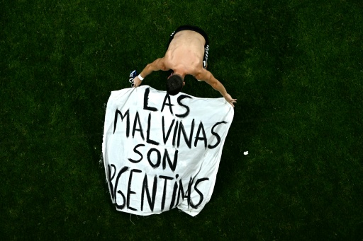 El centrocampista argentino Giovani Lo Celso despliega una pancarta con el lema "Las Malvinas son argentinas" tras gnar 2-1 a Inglaterra en sefifinales del Mundial, el 15 de julio de 2026 en Atlanta (Estados  Unidos) — Jewel SAMAD / AFP