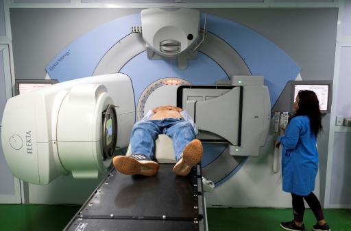 Un patient cubain reçoit un traitement de radiothérapie à l'Institut d'oncologie et de radiobiologie de La Havane, le 1er juillet 2026
