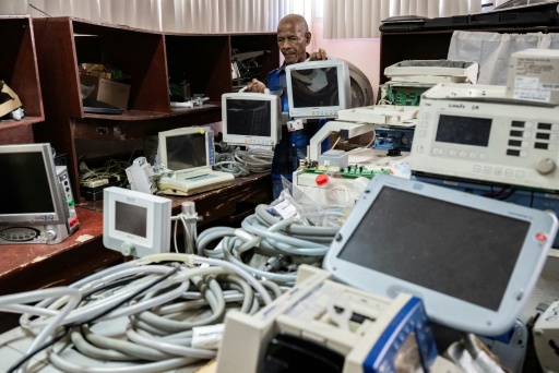 Luis Alexis Duncan, technicien en ingénierie médicale, déplace des moniteurs devant être réparés au sein de l'Insitut de cardiologie et chirurgie cardiovasculaire  de La Havane, le 1er juillet 2026