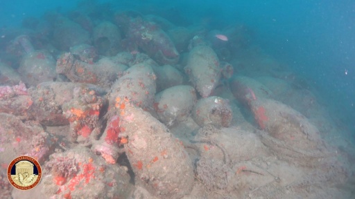 Photo transmise par le service de presse des Carabiniers italiens, le 9 août 2026, montrant des amphores sur le lieu où une épave vieille d'au moins 2.100 ans a été découverte au large des côtes de la Sicile, près de Mazara del Vallo — Handout / AFP