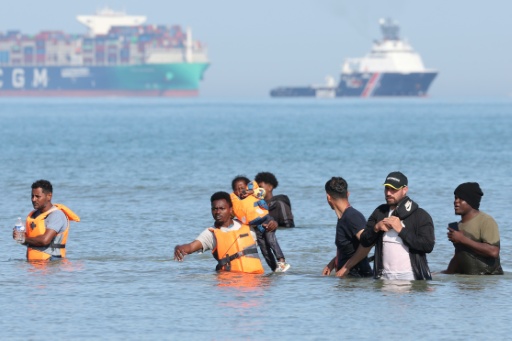 Des migrants tentent d'embarquer au large de la plage de Gravelines, dans le Nord, le 29 juillet 2026 — Francois LO PRESTI / AFP