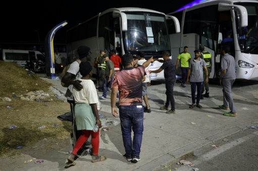 España refuerza su frontera con Marruecos en Ceuta y dice que la situación es "casi" normal
