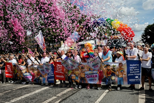 Demonstration zu Christopher Street Day in Hamburg begonnen