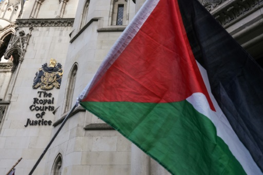شرطة سنغافورة تحقق في رفع فرقة "ماسيف أتاك" العلم الفلسطيني في إحدى حفلاتها
