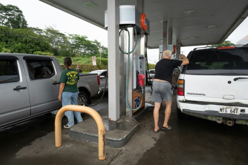 Hawaii residents fill their cars with gas in preparation for the arrival of Hurricane Lala — Jill K. Briggs / AFP