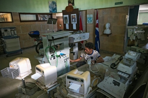 Especialista em equipamentos eletromédicos trabalha na oficina de eletromedicina em Havana, em 1º de julho de 2026