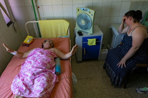 Paciente com câncer espera, hospitalizada no Instituto de Oncologia e Radiobiologia, para se submeter a uma tomografia em Havana, em 1º de julho de 2026
