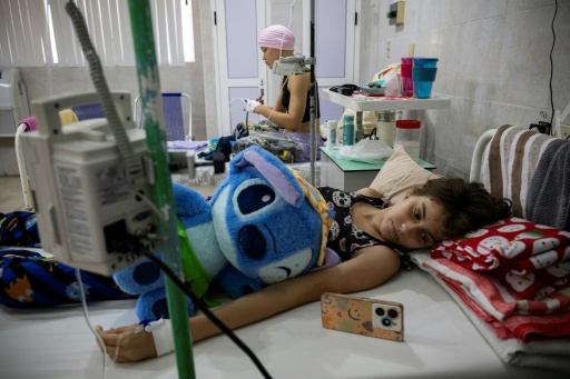 Crianças cubanas com câncer, hospitalizadas em uma sala do Instituto de Oncologia e Radiobiologia de Havana, em 2 de julho de 2026