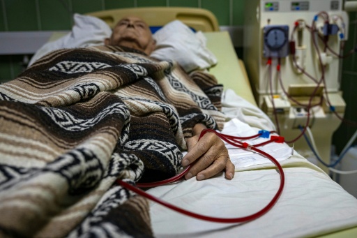 Nelson Companioni, paciente com insuficiência renal, recebe tratamiento de hemodiálise no Hospital Clínico Cirúrgico Hermanos Ameijeiras de Havana, Cuba, em 2 de julho de 2026
