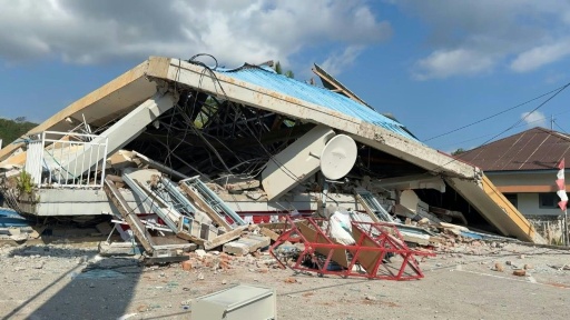 Miles de damnificados aguardan ayuda tras el terremoto de Indonesia