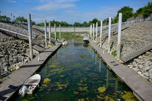 Boats stranded in shallow water in the tourist port in Corabia, southern Romania — Daniel MIHAILESCU / AFP