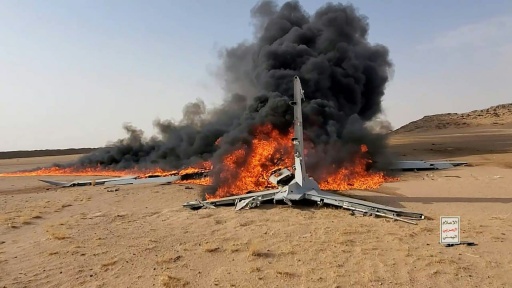 Cette photo diffusée par le Centre des médias houthi Ansarullah du Yémen le 26 juillet 2026 montre ce qu'il présente comme une drone saoudian abattu dans le nord-ouest du pays — Handout / AFP