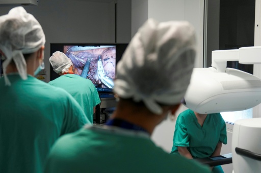 El Reino Unido espera que los pacientes abandonen el hospital más rápidamente gracias a las cirugías con robots — CARLOS JASSO / AFP
