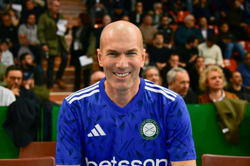 Zinédine Zidane participe à un tournoi de futsal de charité, "Les Défis du Sport", au Palais des Sports de Beaublanc à Limoges, le 19 mars 2025 — Pascal LACHENAUD / AFP
