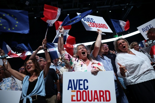 Des sympathisants lors du meeting du président d'Horizons et candidat à l'élection présidentielle Edouard Philippe, à Paris