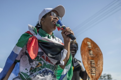 La dirigeante du mouvement March and March, Jacinta Ngobese-Zuma, s’adresse à des centaines de partisans lors d’une manifestation de protestation à Pinetown, au sud de Durban, le 16 juillet 2026 — RAJESH JANTILAL / AFP