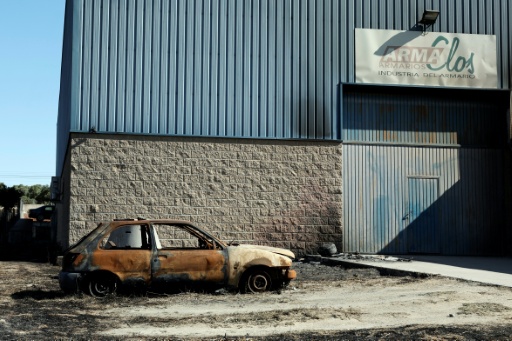 Un vehículo calcinado en un polígono industrial de Chapinería, al oeste de Madrid, el 27 de julio de 2026 — Oscar DEL POZO / AFP