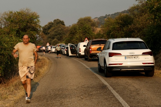 Fila de conductores que intentan volver a Cenicientos, un municipio al suroeste de Madrid desalojado por los incendios, el 27 de julio de 2026 — Oscar DEL POZO / AFP