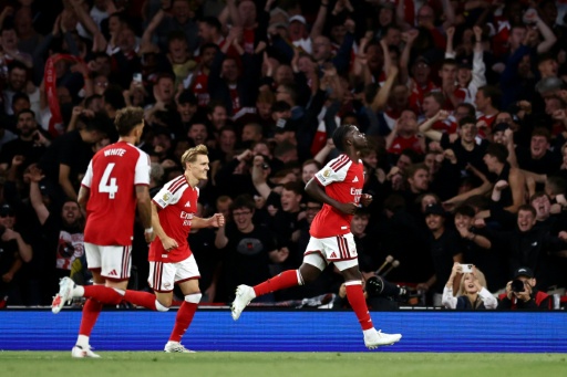 Campeão Arsenal vence Coventry City na abertura da Premier League