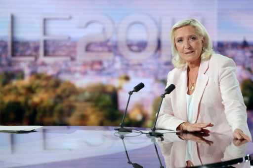 Marine Le Pen sur le plateau du 20h00 de TF1 le 7 juillet 2026 à Boulogne-Billancourt, près de Paris — Christian Hartmann / AFP
