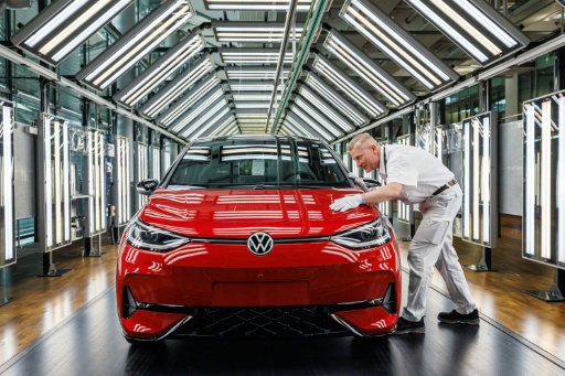 Unions to protest as Volkswagen thrashes out job cut plans