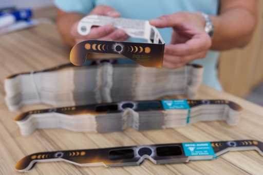 Des lunettes d'observation d'éclipse certifiées conformes à la norme de sécurité internationale ISO 12312-2 vendues à Burgos, le 2 juillet 2026 en Espagne — CESAR MANSO / AFP