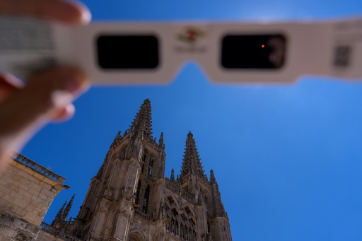 Des lunettes d'observation d'éclipse certifiées conformes à la norme de sécurité internationale ISO 12312-2 à Burgos, le 2 juillet 2026 en Espagne — CESAR MANSO / AFP