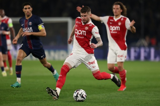 Lateral-esquerdo Caio Henrique assina com o Ajax