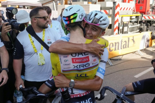 Isaac del Toro (de frente) felicita a su compañero del equipo UAE Tadej Pogacar (de espaldas) por su triunfo en la 19ª etapa del Tour de Francia. En Alpe d'Huez (Alpes franceses), el 24 de julio de 2026 — Thibault Camus / AFP