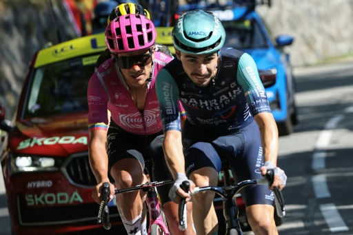 Richard Carapaz (izquierda) y Lenny Martinez (derecha) durante su subida del Alpe d'Huez (Alpes franceses) en el final de la 19ª etapa del Tour de Francia, el 24 de julio de 2026 — Anne-Christine POUJOULAT / AFP