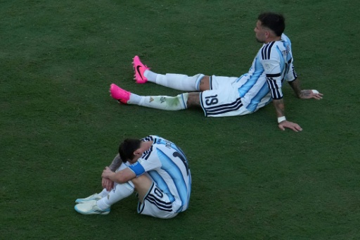 La tristesse de Lionel Messi et de Nicolas Otamendi après la défaite de l'Argentine en finale de Coupe du monde (après prolongation) face à l'Espagne au Metlife Stadium d'East Rutherford le 19 juillet 2026 — TIMOTHY A. CLARY / AFP