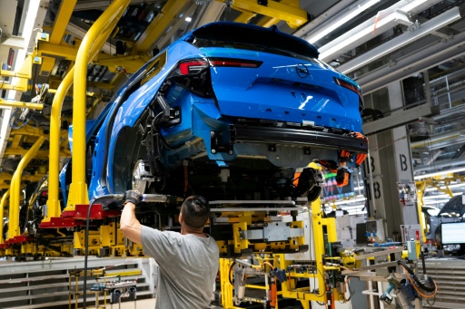 Un employé travaille sur une chaîne de montage de la marque automobile Opel, où il assemble le modèle phare "Astra", dans l'usine de l'entreprise située à Rüsselsheim, dans l'ouest de l'Allemagne, le 30 juin 2026. — Florian WIEGAND / AFP